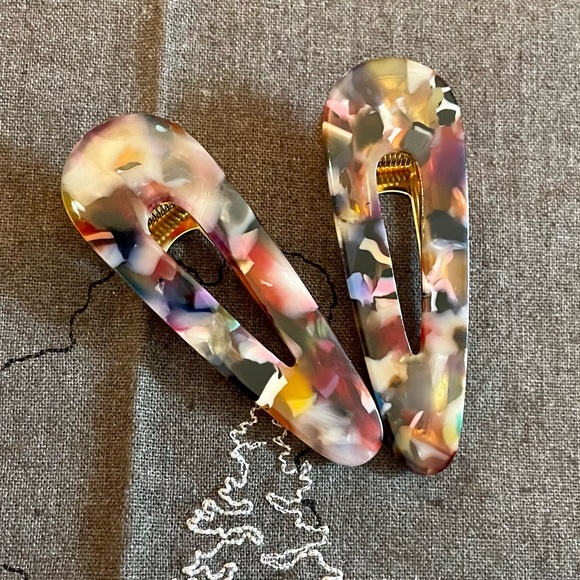 🥳2/$15 — SHEIN Pair of 2 Alligator Hair Clips Resin w/ Gold Metal Clip NWT - Picture 3 of 11